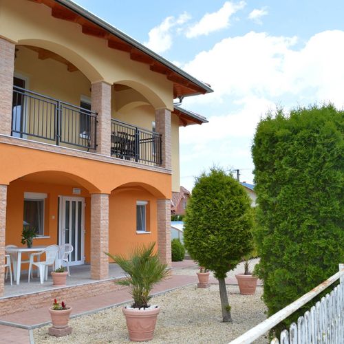 Apartament 5-osobowy na parterze pokój od strony basenu z 3 pomieszczeniami sypialnianymi
