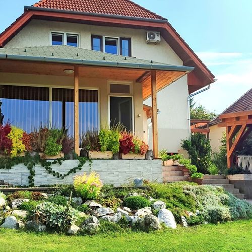 Apartament la parter cu vedere spre munte cu 1 camera pentru 2 pers. (se poate solicita pat suplimentar)