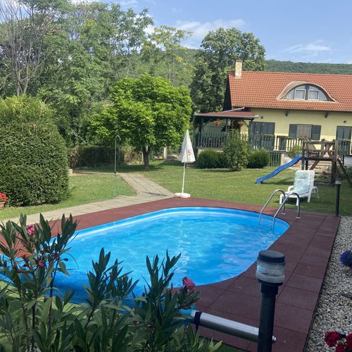 Casă de vacanță întreaga unitate cu vedere spre cetate pentru 6 pers. (se inchirieaza doar integral) (se poate solicita pat suplimentar)