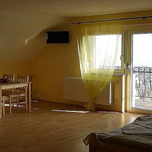 Apartament cu balcon cu vedere spre lac cu 1 camera pentru 4 pers.