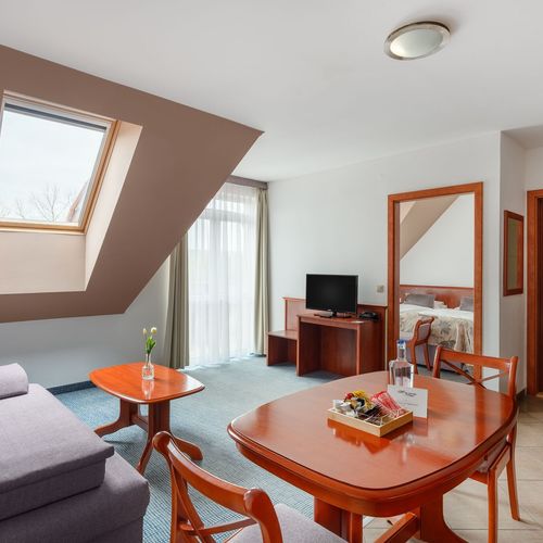 Apartman s balkónem s manželskou postelí s 1 ložnicí na poschodí (s možností přistýlky)