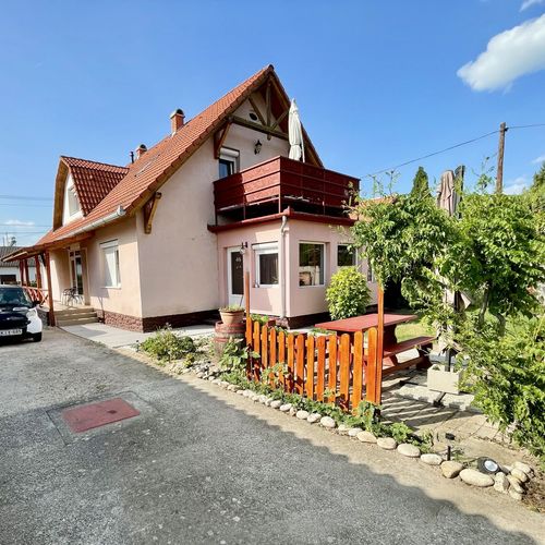 Domek letniskowy 4-osobowy na piętrze z balkonem (możliwa dostawka)