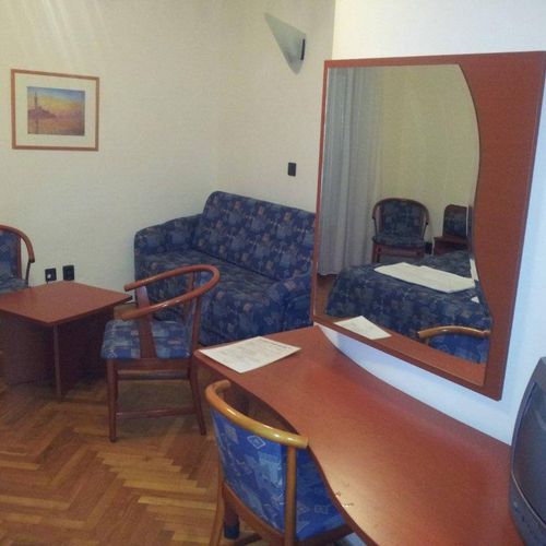 Camera tripla standard se află în aripa nouă.