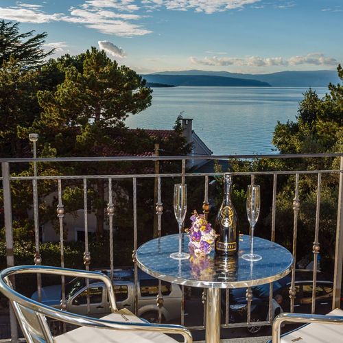 Apartament cu balcon cu vedere spre mare cu 1 camera pentru 2 pers.