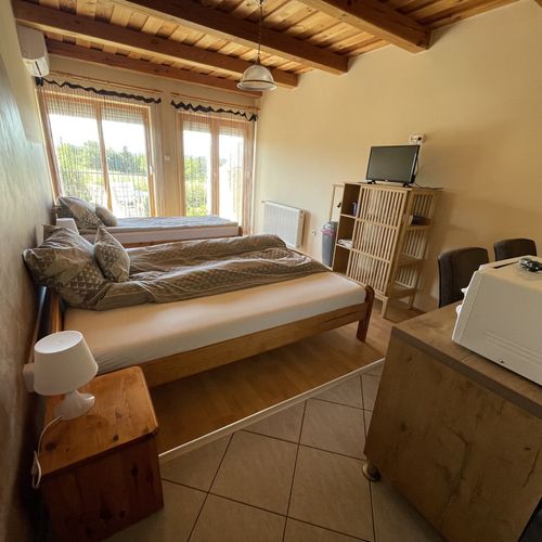 Camera dubla la etaj cu balcon (se poate solicita pat suplimentar)