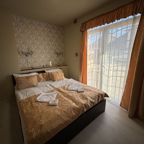 Apartament deluxe la parter cu 2 camere pentru 4 pers. (se poate solicita pat suplimentar)