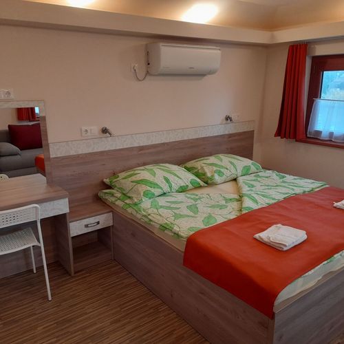 Casă de vară întreaga unitate cu vedere spre râu pentru 10 pers. (se inchirieaza doar integral)