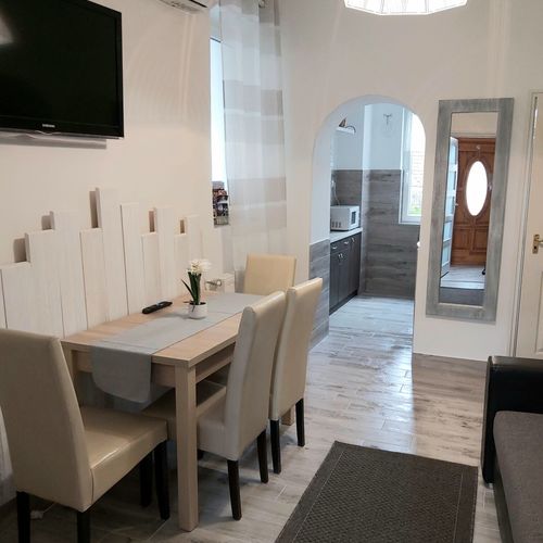 Apartament la parter întreaga unitate cu 3 camere pentru 6 pers.