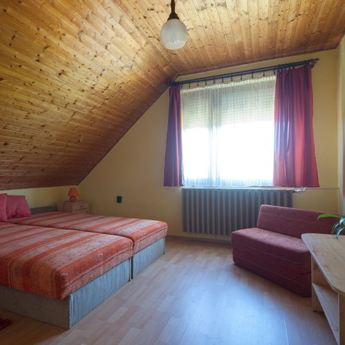 Apartament cu baie cu vedere spre curte cu 1 camera pentru 3 pers.