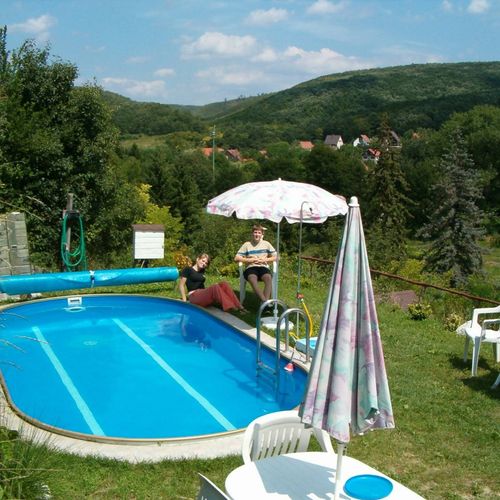 Apartament la etaj cu vedere spre munte cu 2 camere pentru 5 pers. (se poate solicita pat suplimentar)