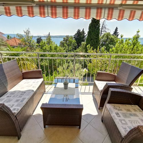 Apartament la etaj cu vedere spre mare cu 2 camere pentru 4 pers. (se poate solicita pat suplimentar)