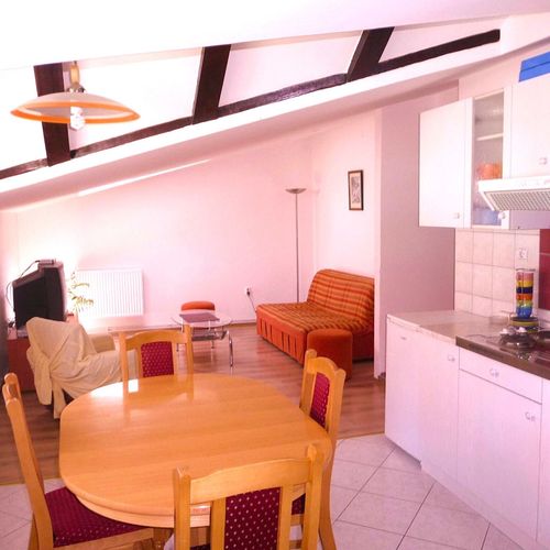 Apartament la etaj cu vedere spre curte cu 3 camere pentru 6 pers.