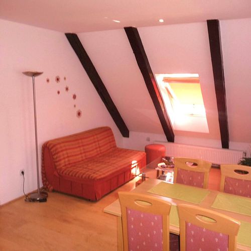 Apartament la etaj cu vedere spre grădină cu 2 camere pentru 4 pers.