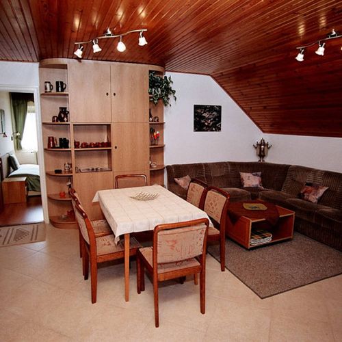 Apartament la etaj cu balcon cu 2 camere pentru 4 pers.