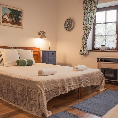 Casa rustică familial(ă) la parter pentru 4 pers. (se inchirieaza doar integral)