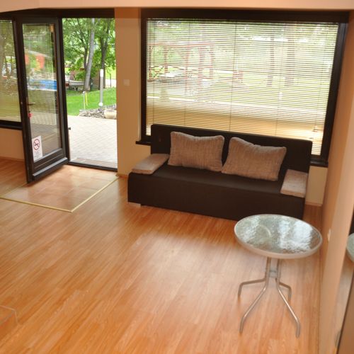 Apartament cu balcon cu vedere spre lac cu 2 camere pentru 4 pers. (se poate solicita pat suplimentar)