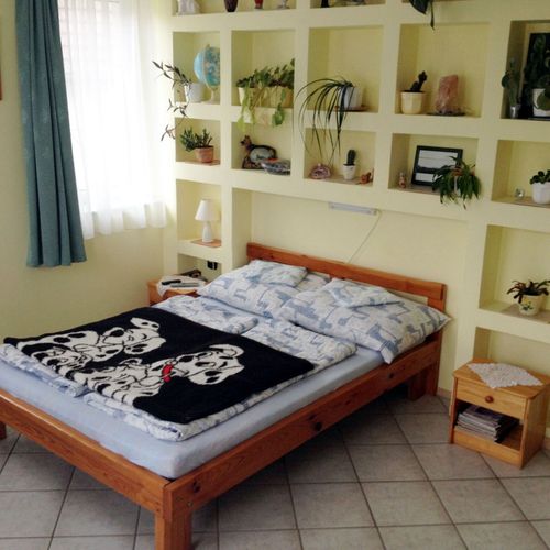 Apartament la parter cu vedere spre munte cu 1 camera pentru 2 pers. (se poate solicita pat suplimentar)