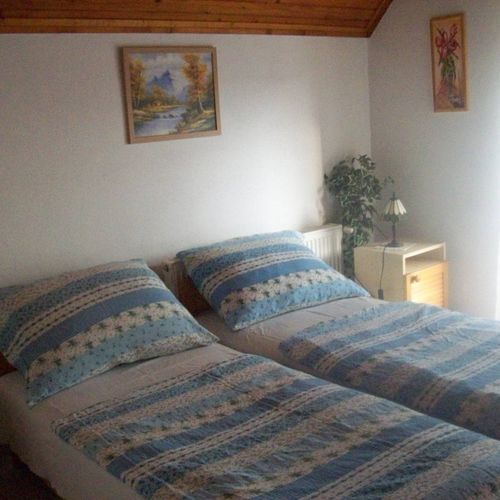 Casă de vacanță cu balcon pentru 8 pers. (se inchirieaza doar integral)