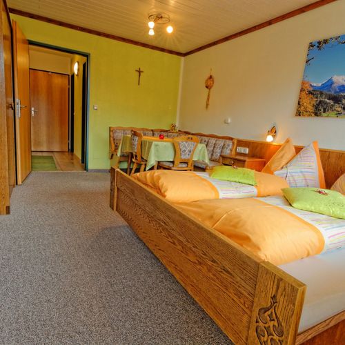 Apartament cu vedere spre munte c cu 2 camere pentru 4 pers. (se poate solicita pat suplimentar)