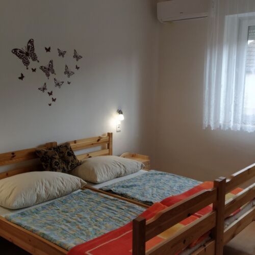 Apartament 4-osobowy Nr 2 z widokiem na ulicę z 1 pomieszczeniem sypialnianym (możliwa dostawka)