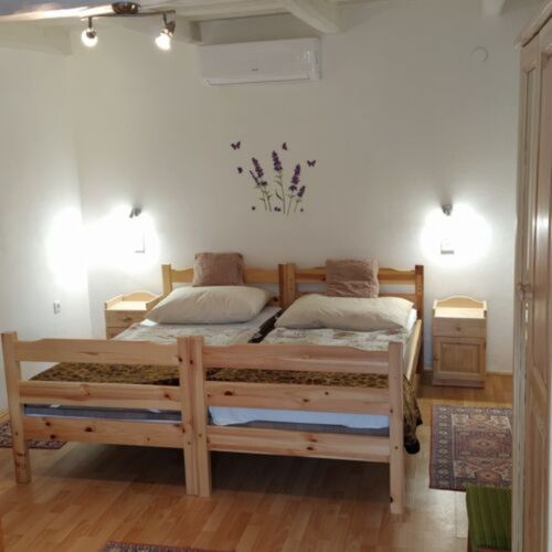 Apartament 5-osobowy Nr 4 z widokiem na podwórko z 1 pomieszczeniem sypialnianym (możliwa dostawka)