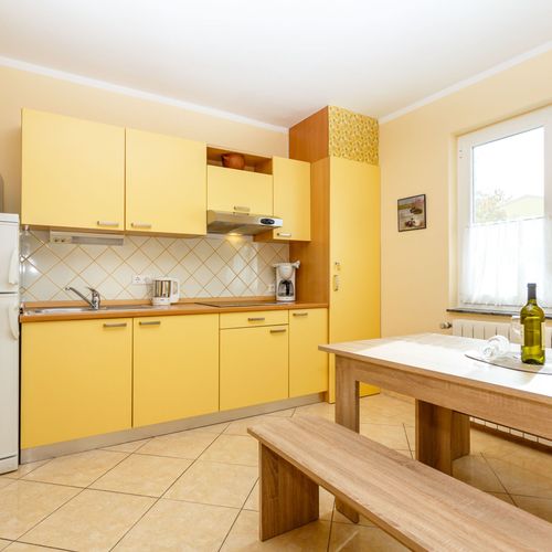 Apartman pro 4 os. se 2 ložnicemi s výhledem na moře na poschodí