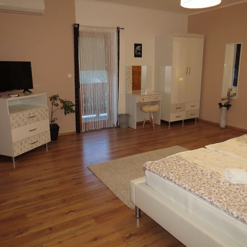 Apartament superior cu vedere spre curte cu 3 camere pentru 10 pers.