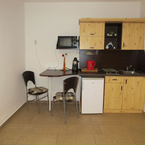Apartament la parter cu vedere spre grădină cu 1 camera pentru 2 pers.