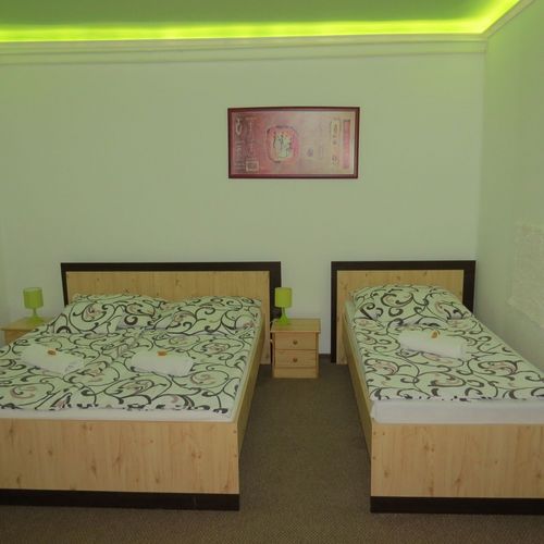 Apartament la parter cu vedere spre grădină cu 1 camera pentru 3 pers. (se poate solicita pat suplimentar)