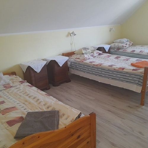 Camera tripla familial(ă) la mansardă