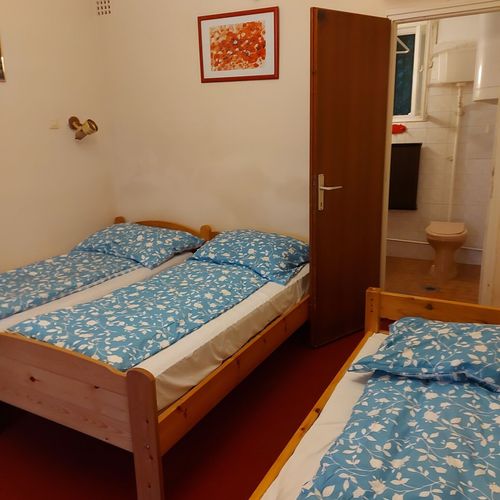 Camera tripla cu vedere spre munte cu bucătărie comună