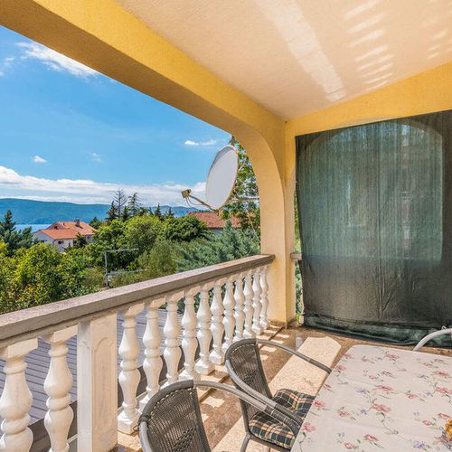 Apartman pro 6 os. se 3 ložnicemi s částečným výhledem na moře na poschodí