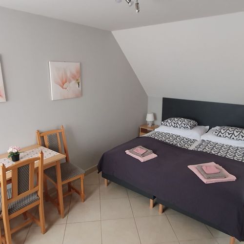 Apartament 2-osobowy na piętrze z widokiem na ogród z 1 pomieszczeniem sypialnianym (możliwa dostawka)