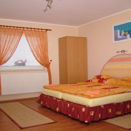 Apartman s terasou s privátní koupelnou mimo apartmán s manželskou postelí s 1 ložnicí (s možností přistýlky)