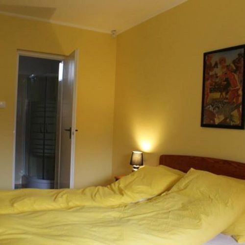 Camera dubla lCD TV cu vedere spre grădină