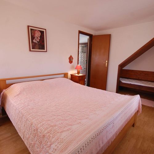 Apartament la etaj cu vedere spre mare cu 1 camera pentru 2 pers.