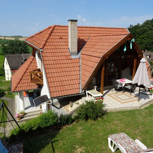 Casă de vară întreaga unitate cu vedere spre grădină pentru 8 pers. (se inchirieaza doar integral)