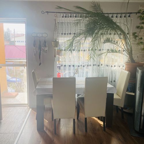 Apartament family cu vedere spre curte cu 3 camere pentru 6 pers. (se poate solicita pat suplimentar)