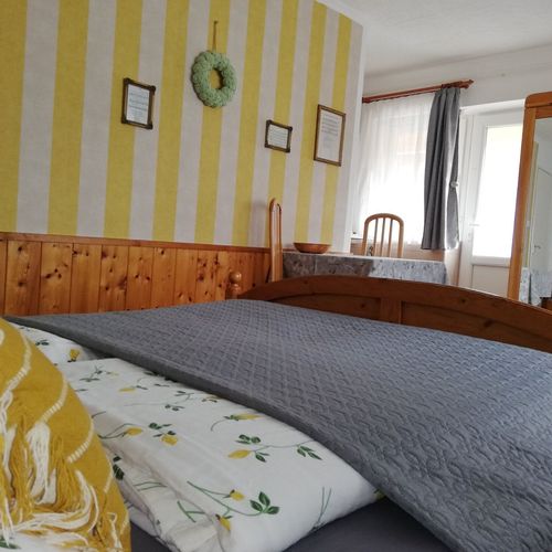 Apartament cu bucătărie proprie cu vedere spre curte cu 1 camera pentru 2 pers.