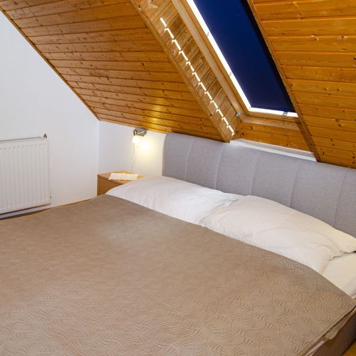 Apartament 3-osobowy na poddaszu z widokiem na jezioro z 2 pomieszczeniami sypialnianymi