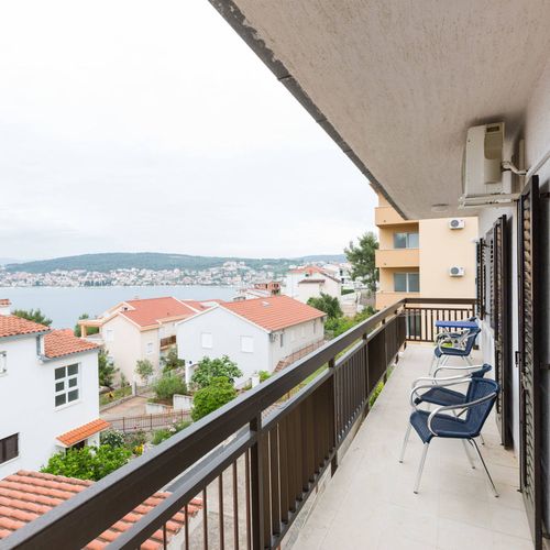 Apartament cu balcon cu vedere spre mare cu 4 camere pentru 8 pers. (se poate solicita pat suplimentar)
