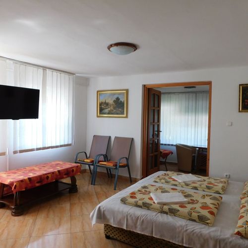 Camera cvadrupla cu baie cu bucătărie proprie