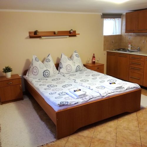 Apartament la demisol cu baie cu 1 camera pentru 2 pers.