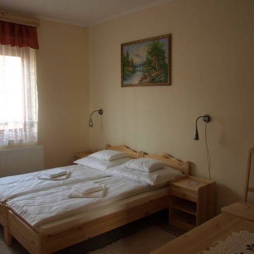 Camera tripla familial(ă) cu baie (se poate solicita pat suplimentar)