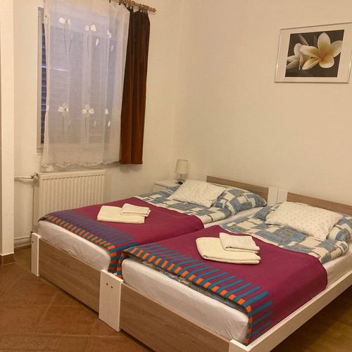 Apartament with private bathroom  cu vedere spre grădină cu 1 camera pentru 2 pers.