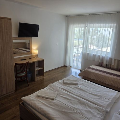 Apartman pro 5 os. se 2 ložnicemi s výhledem na jezero na poschodí