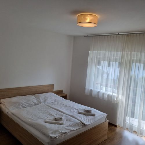 Apartman pro 4 os. se 2 ložnicemi s výhledem do zahrady na poschodí