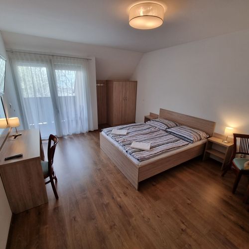 Apartman s balkónem pro 4 os. se 2 ložnicemi s výhledem na jezero
