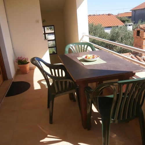 Apartman pro 3 os. s 1 ložnicí s výhledem do zahrady na poschodí