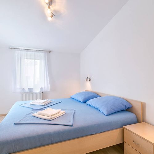 Apartman s balkónem pro 4 os. se 2 ložnicemi na poschodí (s možností přistýlky)